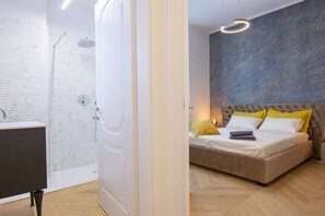 2 soverom, skrivebord, strykejern/-brett og reiseseng for barn