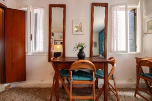 Dining - Santi Apostoli Home, Studio In The Heart Of Venice By Halldis (Venice)