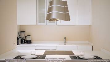 KĂŒhlschrank, Mikrowelle, Ofen, Herdplatte