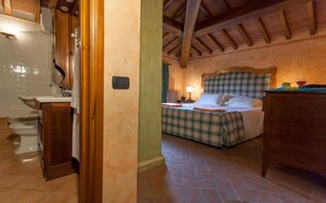 17 Schlafzimmer, Bügeleisen/Bügelbrett, Reisekinderbett