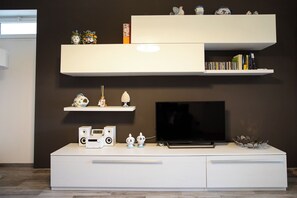 Apartamento | Zona de estar | Televisión de 35 pulgadas con canales digitales