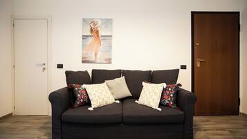 Apartment | Wohnbereich | 35-Zoll-Fernseher mit Digitalempfang