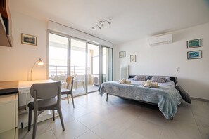 1 habitación, tabla de planchar con plancha y cuna de viaje 