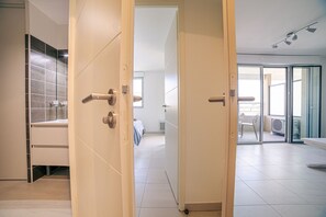 1 quarto, ferros/tábuas de passar roupa, berço de viagem