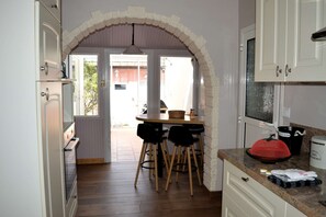 Fridge, microwave, oven, dishwasher - Le Caprice de la mer - Maison Avec Véranda, Jardin (Luc-sur-Mer)