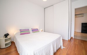 2 slaapkamers, een bureau, een strijkplank/strijkijzer, gratis wifi