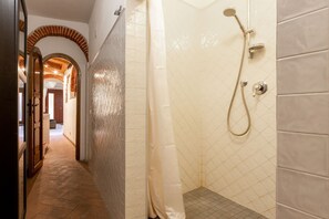 Een douche, een haardroger, een bidet