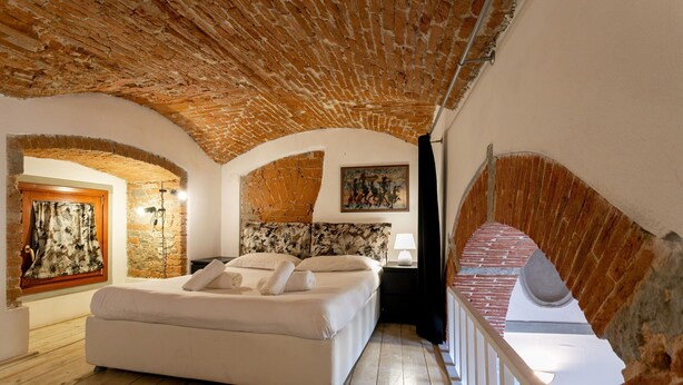 1 chambre, fer et planche à repasser, lit de bébé portatif