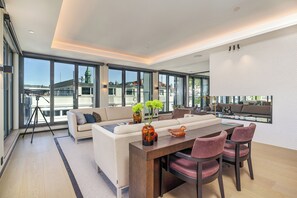 Smart TV, fireplace, books, stereo - Exquisite 2br. apt., impeccable standard, panoramic views of Bergen harbor. (Bergen)