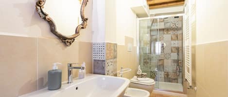 Douche, séchoir à cheveux, bidet