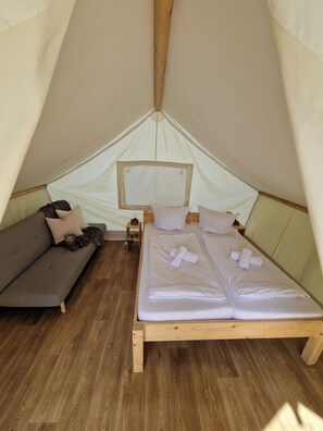 1 quarto, berço de viagem, roupa de cama