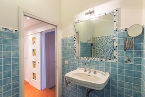 Bruser, hårtørrer, bidet