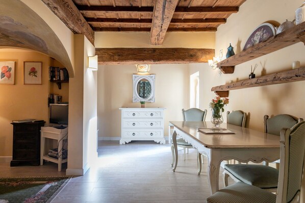 Unclassified image, 1 of 34, button - Beatrice, 1 Br Flat In 14th Century Building By Halldis (Florence)
