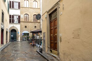 Unclassified image, 3 of 34, button - Beatrice, 1 Br Flat In 14th Century Building By Halldis (Florence)