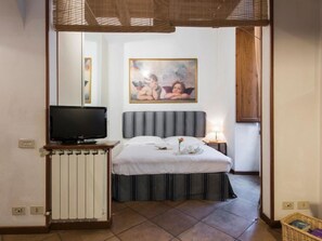 1 Schlafzimmer, Schreibtisch, Bügeleisen/Bügelbrett, Reisekinderbett