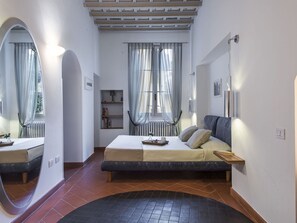 1 habitación, tabla de planchar con plancha y cuna de viaje 
