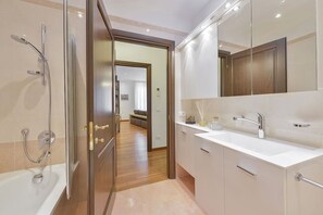 Dusche, Haartrockner, Bidet