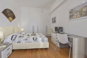 3 habitaciones, tabla de planchar con plancha y cuna de viaje 