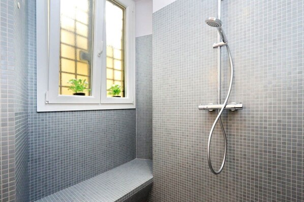 Bruser, hårtørrer, bidet