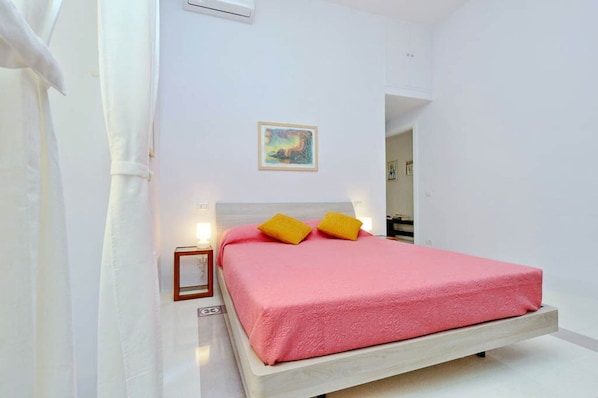 1 bedroom, iron/ironing board, travel cot, free WiFi
