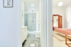 Dusj, hårføner og bidé