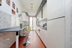 Fridge, microwave, oven, stovetop - Cerreto Di Spoleto, Spacious, Comfortable & Bright 4 Br Flat By Halldis (Rome)