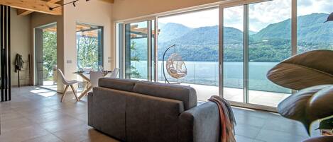 Loftsleilighet – panorama | Oppholdsområde | Flatskjerm-TV og oppvarmet gulv