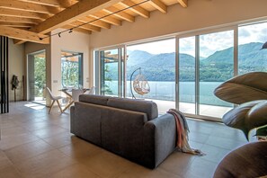 Penthouse panorámico | Área de sala de estar | Televisión de pantalla plana y piso con calefacción 