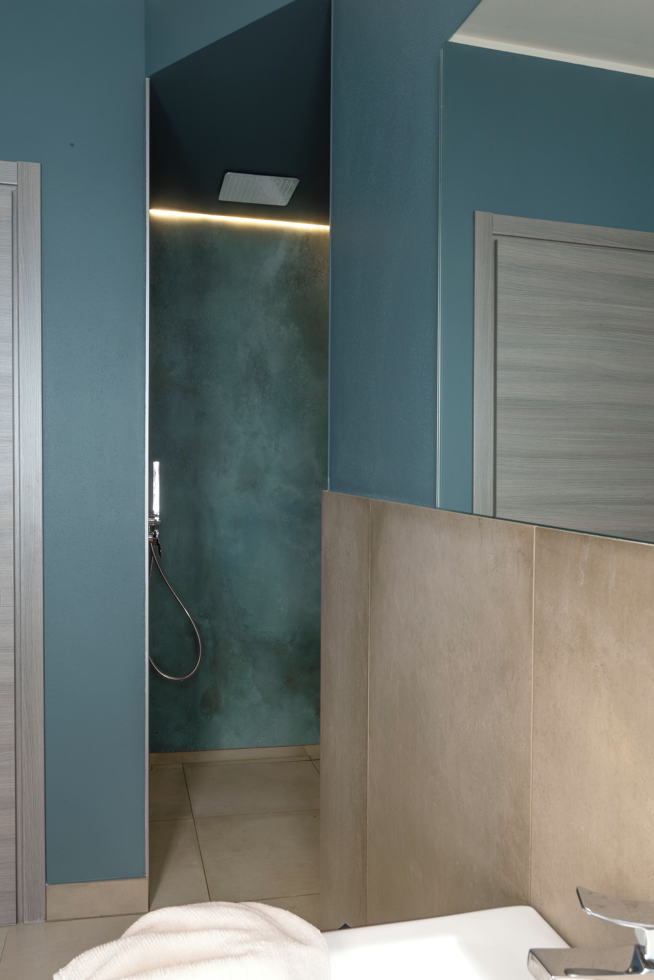 Une salle de bain moderne équipée d’une douche, de toilettes et d’un lavabo.