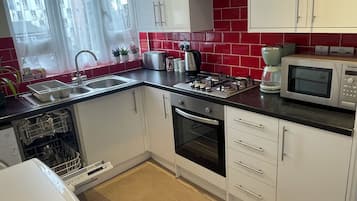 Frigorífico, microondas, horno y placa de cocina