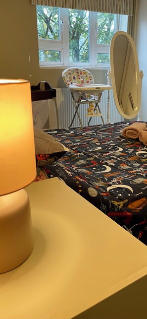 3 sovrum, skrivbord, strykjärn/strykbräda och resesäng