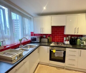 Kylskåp, mikrovågsugn, ugn och spishäll