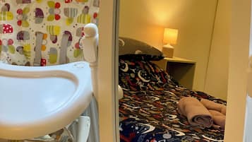 3 bedrooms, desk, iron/ironing board, travel crib