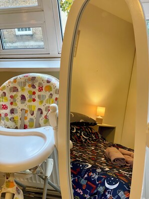 3 habitaciones, escritorio y tabla de planchar con plancha