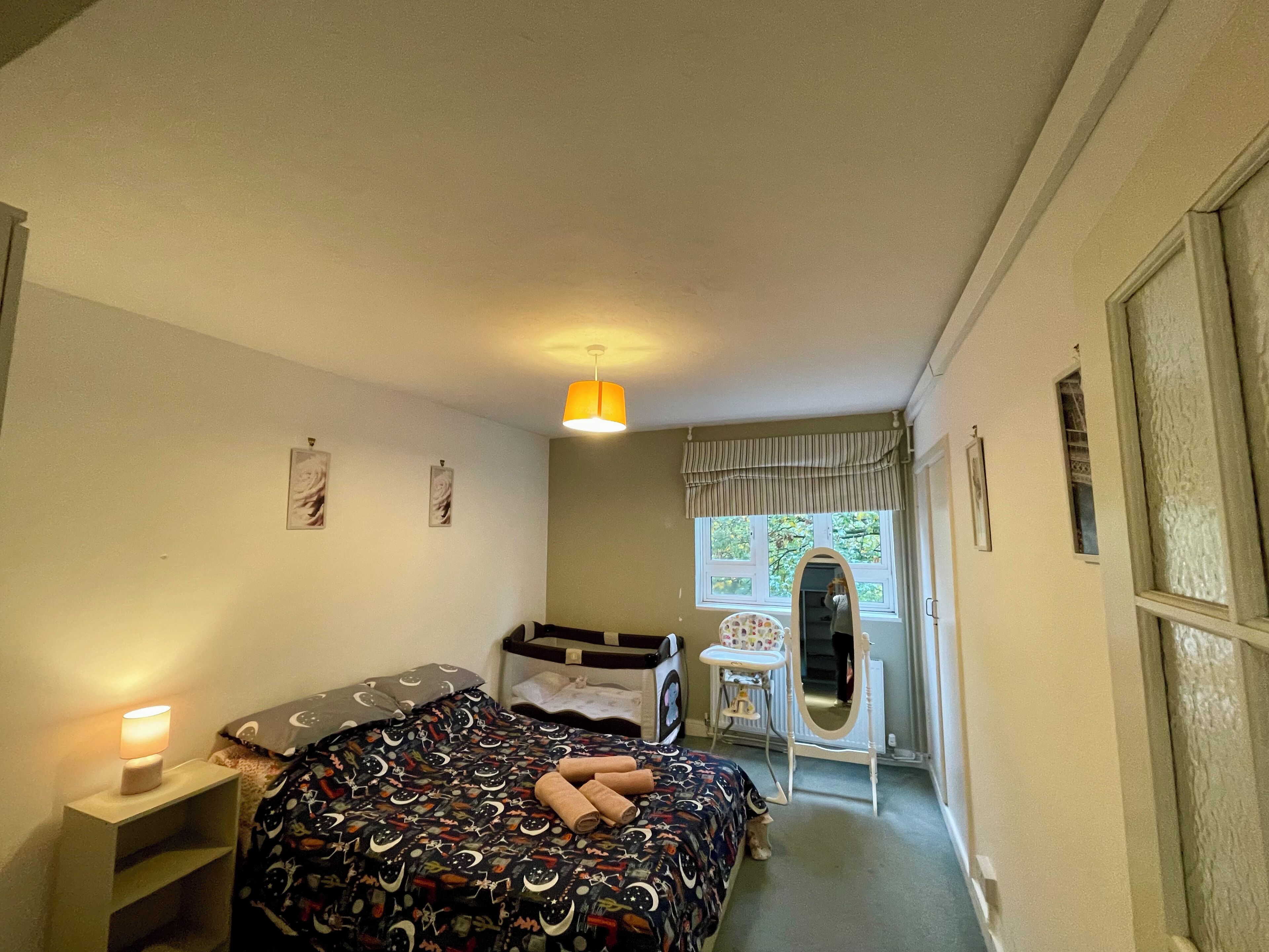 3 chambres, bureau, fer et planche à repasser, lit de bébé portatif