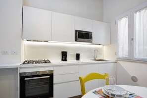 Réfrigérateur, four à micro-ondes, un four, surface de cuisson