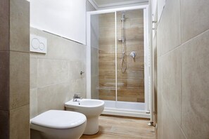 Dusche, Haartrockner, Bidet