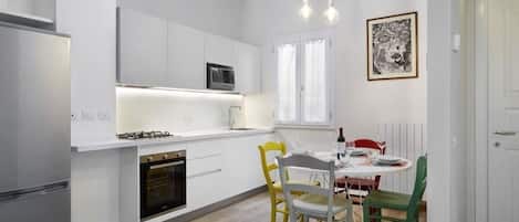 Een koelkast, een magnetron, een oven, een kookplaat