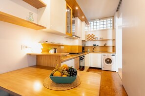 Réfrigérateur, four à micro-ondes, un four, surface de cuisson