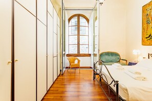 2 chambres, fer et planche à repasser, lit de bébé portatif