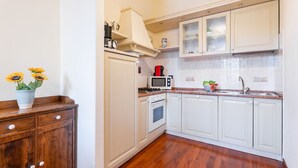 Coffee/tea maker, fridge, microwave, oven - Signoria Vista, Bright & Cozy 2 Br Apartment By Halldis (Florence)