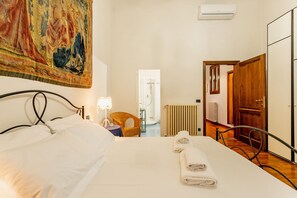 2 slaapkamers, een strijkplank/strijkijzer, reisbedje, gratis wifi