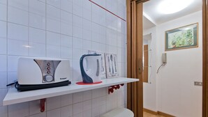 Interior - 1 Br. walking distance to Spanish Steps (Rome)