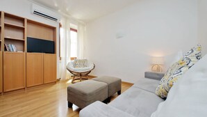 TV, DVD player - 1 Br. walking distance to Spanish Steps (Rome)
