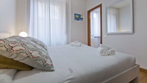 1 bedroom, iron/ironing board, travel crib, WiFi (free) - 1 Br. walking distance to Spanish Steps (Rome)