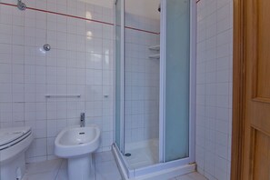 Douche, séchoir à cheveux, bidet