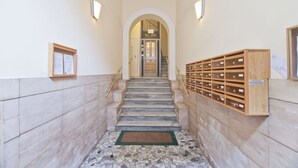 Interior - 1 Br. walking distance to Spanish Steps (Rome)