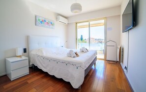 2 bedrooms, iron/ironing board, free WiFi - Apartment in Cannes with 2 bedrooms sleeps 4 (Cannes)