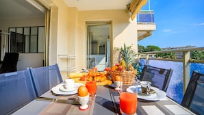 Outdoor dining - Apartment in Cannes with 2 bedrooms sleeps 4 (Cannes)