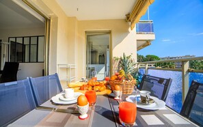 تناول الطعام بالخارج